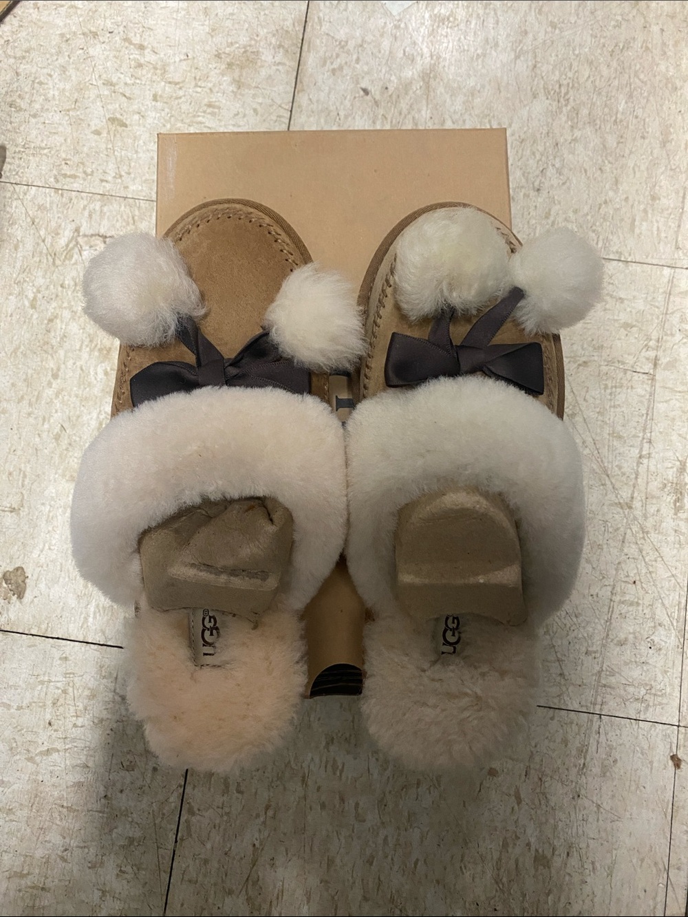 Women’s UGG Hafnir Slippers Size 7 – Chestnut – New in Box – Display Item